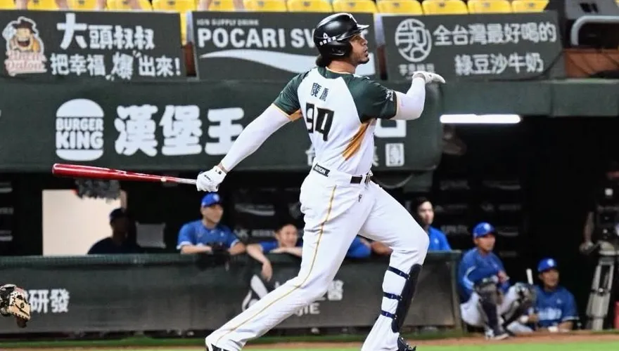 中職/劉俊豪客串投手　魔鷹相隔11年站右打賺打點