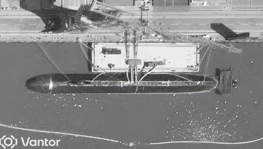 衛星照曝解放軍神秘新潛艦　罕見「無指揮塔」引揣測
