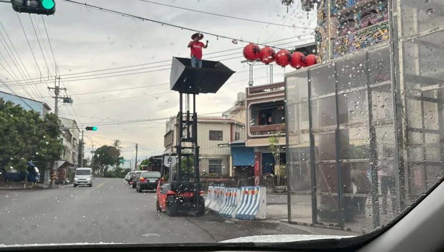 影/雲林廟方「堆高機開上路」掛燈籠！警：最高罰9000元
