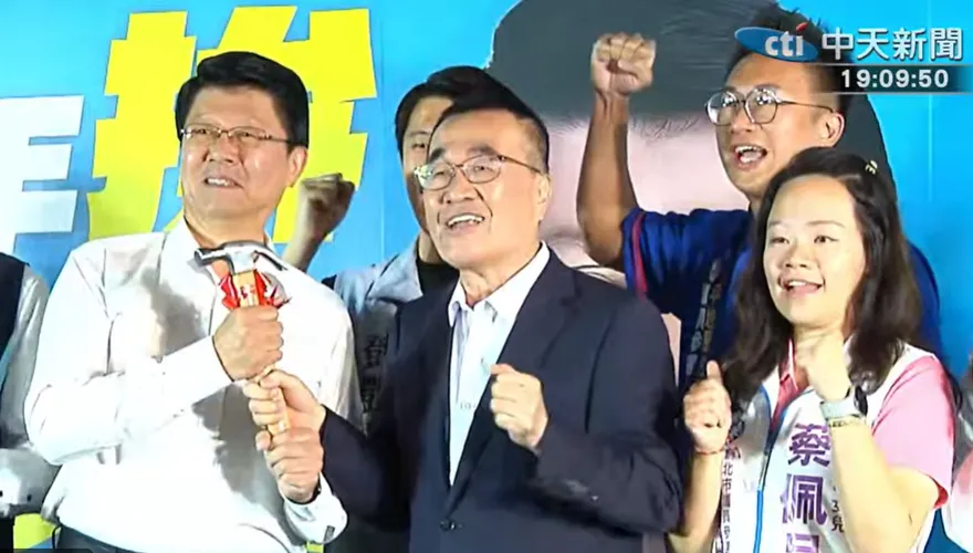 藍營大咖齊聚助陣謝龍介！李四川送鐵鎚、侯友宜贈球棒