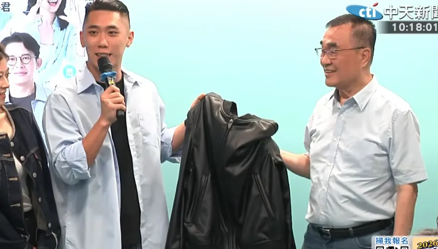 披黃仁勳黑皮衣戰新北！李四川同台白營吐苦水