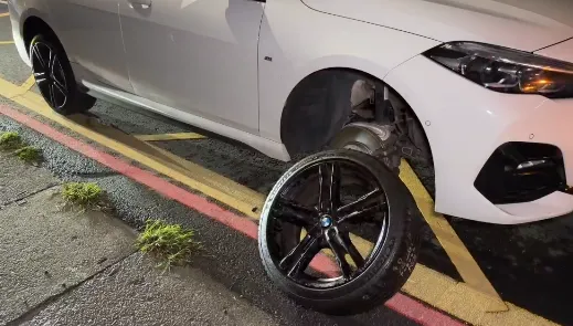 連日豪雨！高雄左營炸出大坑洞　一晚5車中招慘爆胎