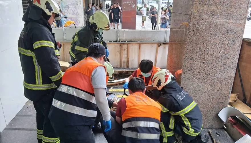 影/北市大安區巨型招牌崩落　2路人無辜遭砸傷送醫