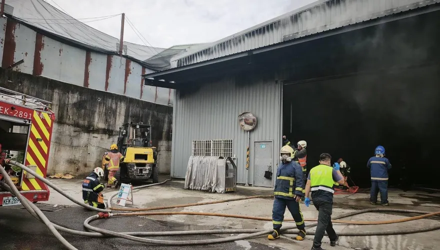 影/新北鶯歌廢棄鐵皮工廠大火　火煙狂竄警消百人急灌救