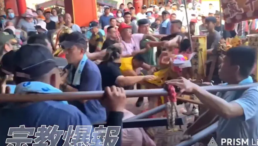 影/南鯤鯓代天府接神轎淪大亂鬥！黑衣男PK官將首掛彩