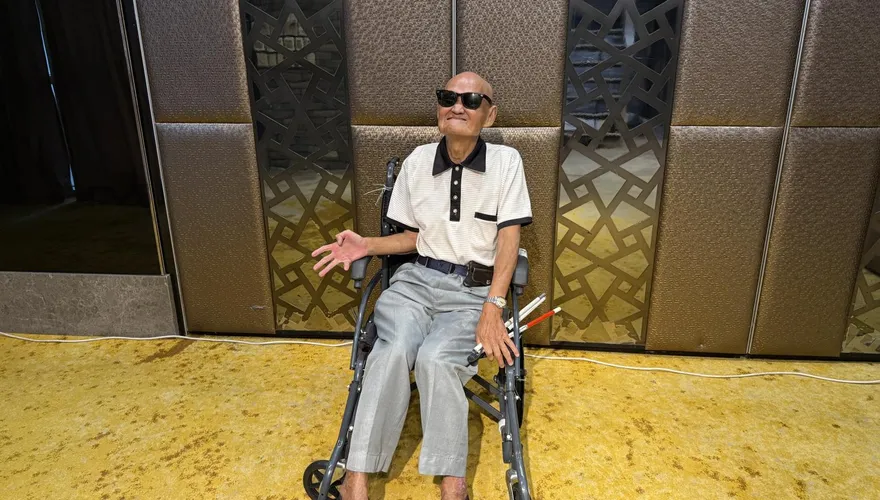 李炳輝坐輪椅露面唱〈流浪到淡水〉  曝妻疑「開始失智」揭現況