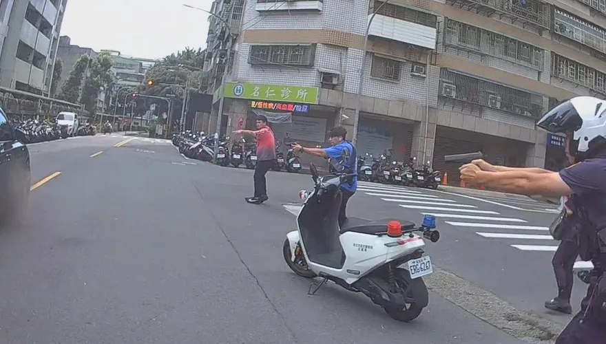 影/新北驚傳槍響「射了16發」！毒蟲拒檢衝撞員警果斷開槍逮人