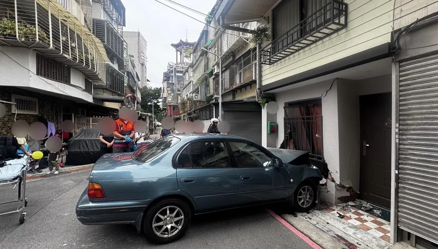 影/北市再有高齡駕駛肇事！中正區8旬翁「高速衝撞民宅」