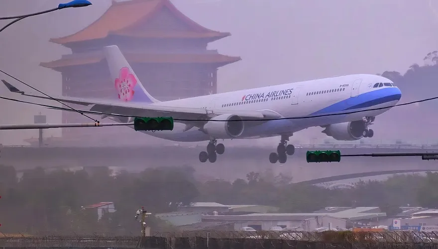 這不是AI！華航穿雷破雨降落　驚險神構圖網瘋傳