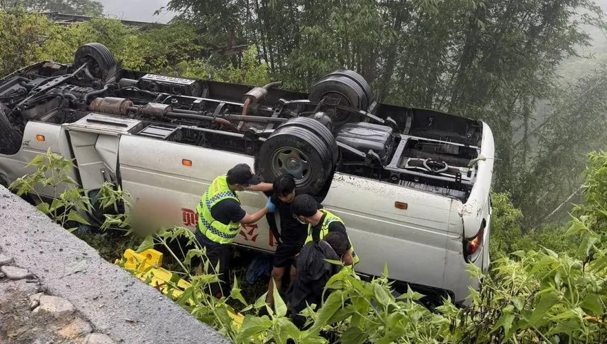 影/南投巴士墜邊坡16人輕重傷！司機竟無營業大客車執照
