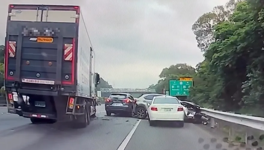 影/國3恐怖連環撞！轎車遭大貨車追尾　慘陷2連擊夾殺