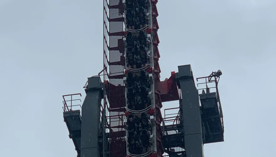 影/麗寶樂園「搶救地心」驚魂！遊客「對軌卡在高空」受困