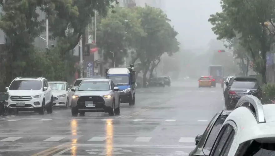 全台雨彈續轟！20縣市豪大雨特報　熱帶擾動發展中