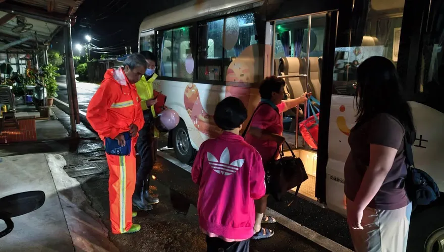 滯留鋒面雨彈炸屏東！8鄉鎮停班停課、滿州預防性撤離68人