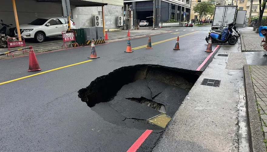 影/豪雨釀災！高雄鳳山「驚現3米大天坑」　現場急封路