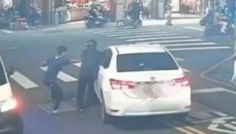 影/彰化44歲喪屍毒駕邊發抖　民眾肉身攔車遭暴衝狠輾腳部
