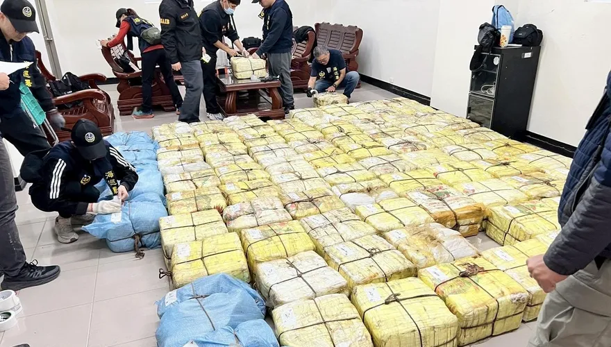 影/海巡破歷年來最大漁船走私案　查扣1.8噸30億毒品