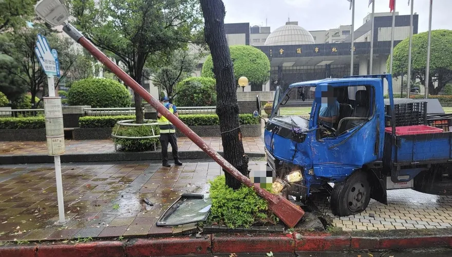影/新北板橋小貨車打滑衝上人行道　女子等公車遭撞傷