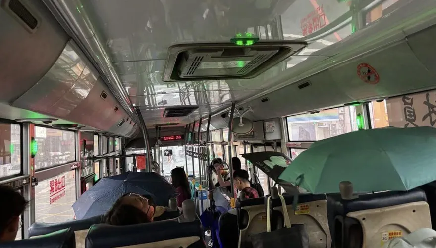 員林客運慘變漏水車！民眾「邊搭邊撐傘」正妹苦喊：褲濕啦