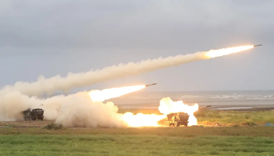 直擊/首度野戰實彈射擊　海馬士多管火箭大甲溪口震撼登場