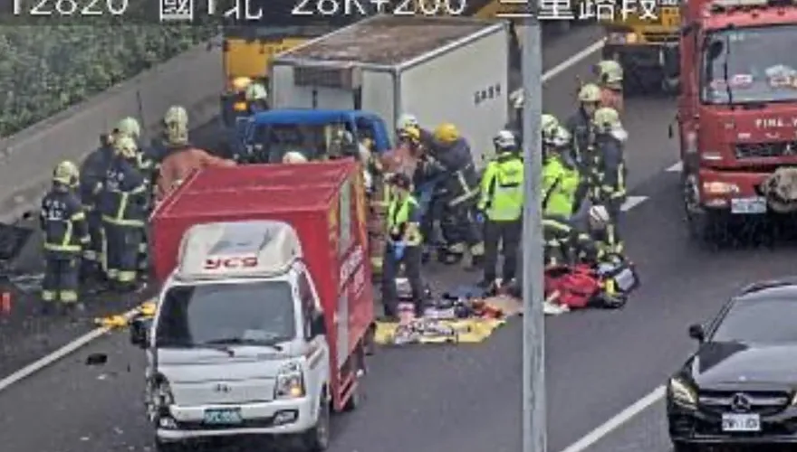 國道1號五股段4車追撞車禍　小貨車駕駛受困救出送醫