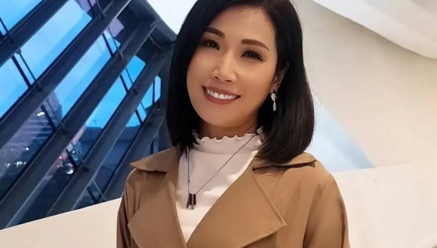 余秀娟唱一半險出事！白衣男突伸手遞不明飲品　畫面曝光藏詭異疑點