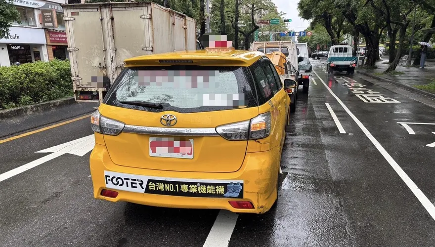 影/國父紀念館前3車連環撞　小黃追撞2貨車幸無人傷
