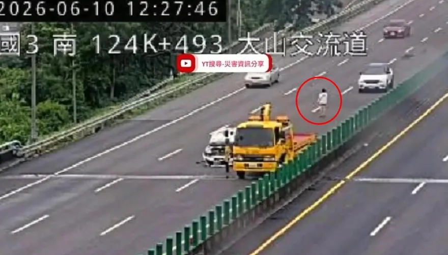 影/瑞典坦克國道猛撞拖吊車　女子站「斷腿區」險喪命