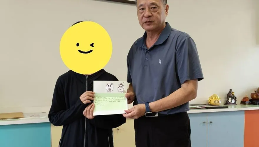 「喪事辦完再哭」台中失親女童今畢業　親筆卡片致謝各界