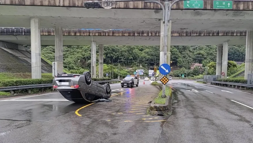 影/新北石碇轎車自撞分隔島翻車　駕駛酒測值爆表