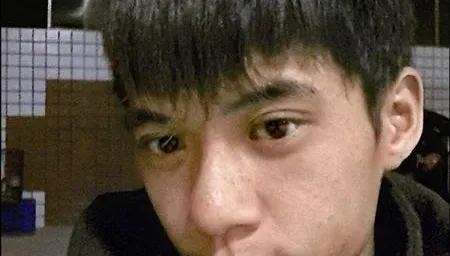 女運將胸口”插把刀”求援 花美男黑化離譜真相 深夜監理站外沉悶慘叫