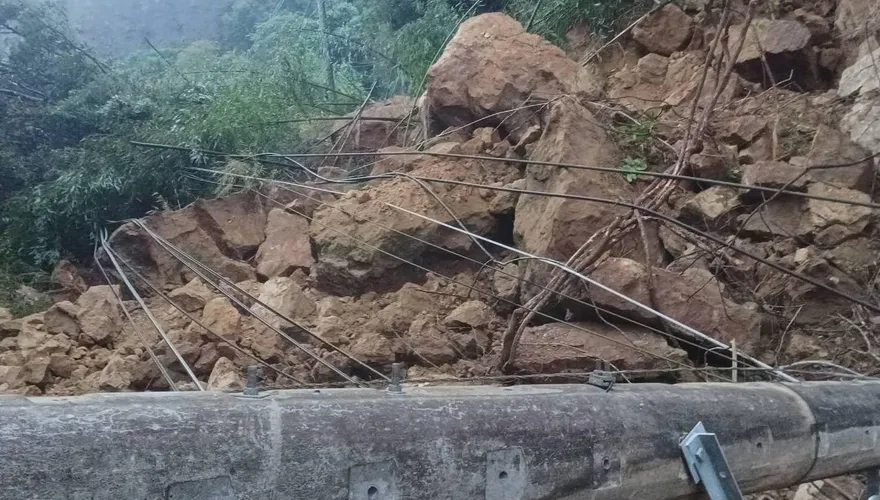 大湖鄉苗61線驚傳山崩落石　鄉長緊急發聲：請避開