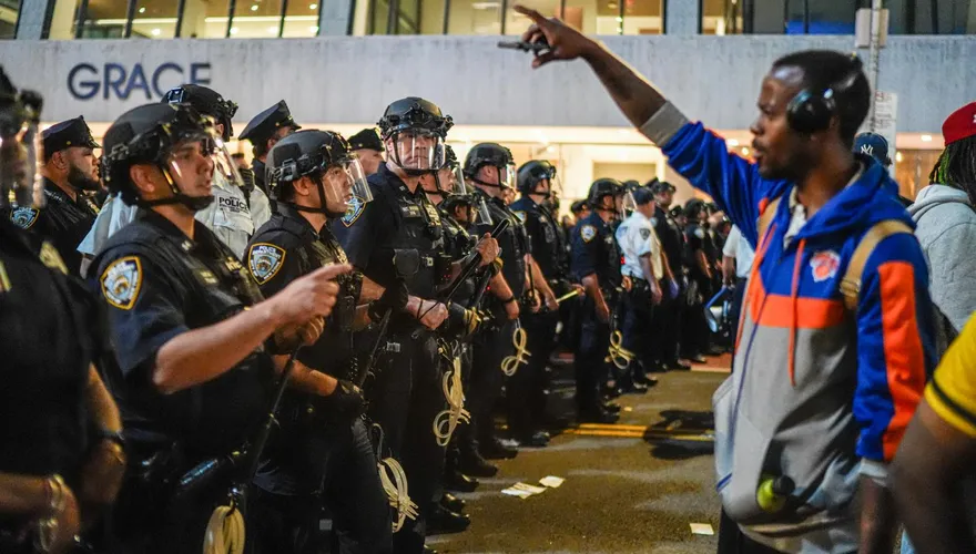 NBA/朝文班亞馬丟雞蛋！尼克球迷逆轉勝鬧事　56人被捕