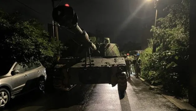 陸軍履帶車楊梅出大事　5車遭殃被撞毀
