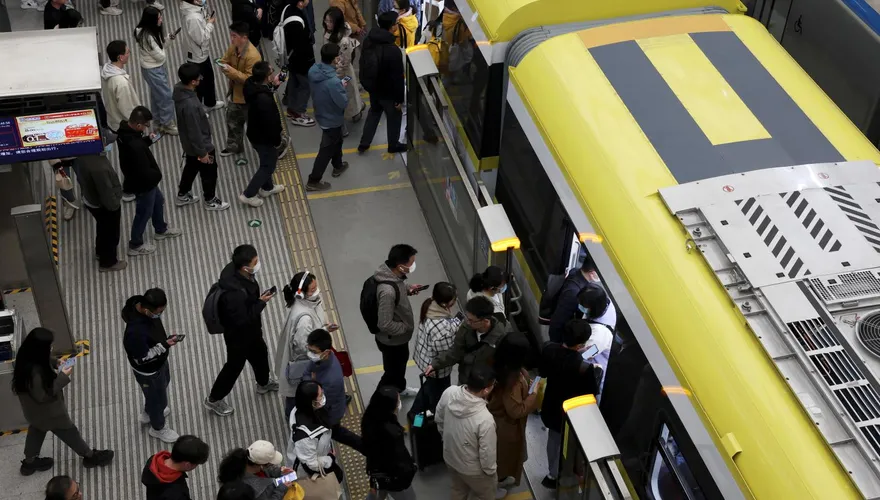 廣州要罰「擴音族」！搭地鐵公車手機放聲音　最高罰近5千台幣