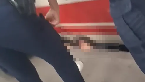 高雄火車站女子墜軌遭普悠瑪撞擊！頭破血流卡月台縫隙
