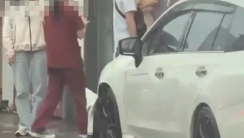 三重三和夜市男子傳毒駕自撞路燈桿！癱軟如「喪屍」倒地嚇壞民眾