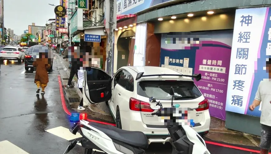 三重鬧區「喪屍男」撞電桿後癱倒！警證實檢測結果為毒駕
