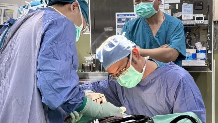 換膝手術前發現腦出血！跨科團隊「緊急開顱」救回7旬嬤