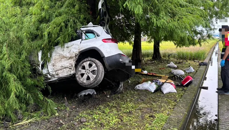 影/宜蘭休旅車失控自撞5人受困！消防破車救人　4傷1命危