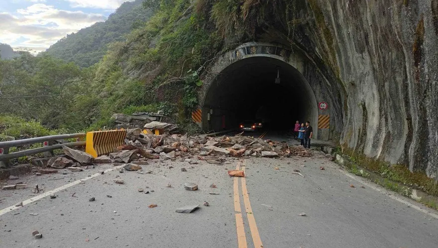 台20南橫「台東下馬路段」邊坡坍方　公路局緊急搶通
