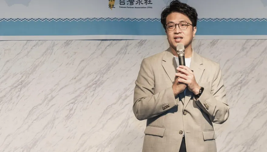 黑熊變國師！沈伯洋「塔羅牌算台北未來命運」　網酸：有算出32比0