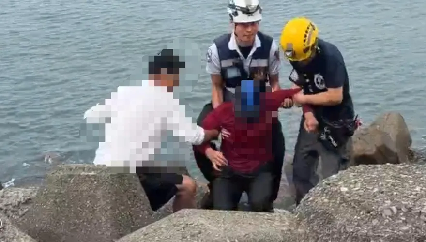影/8旬嬤西子灣晨泳漂流2小時　上岸失足摔落消防秒拉回