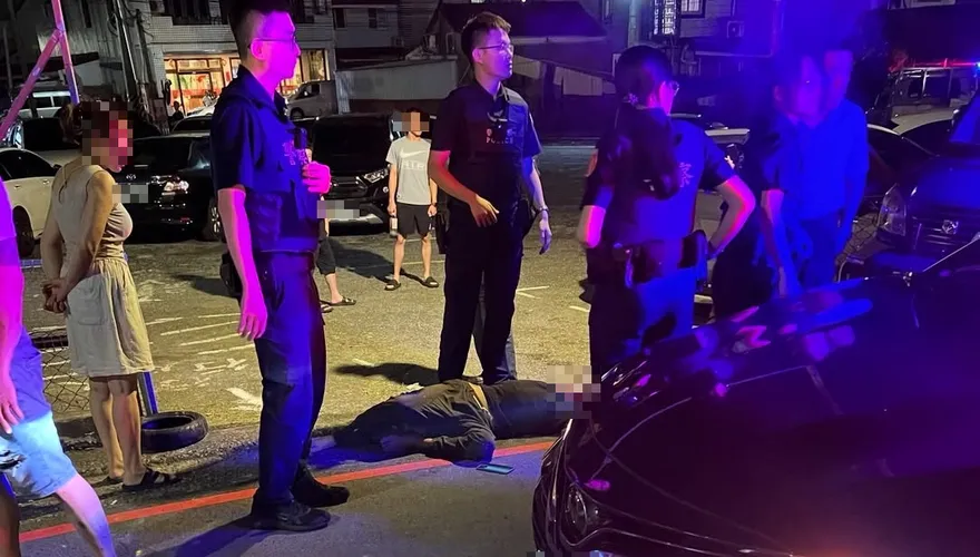 影/夜市咆哮！苗栗醉男「疑亮刀」遭民眾壓制　還挨告恐嚇