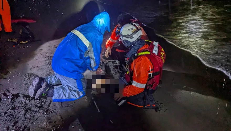 台南黃金海岸2女「往水裡走」1人亡　驚險救援畫面曝