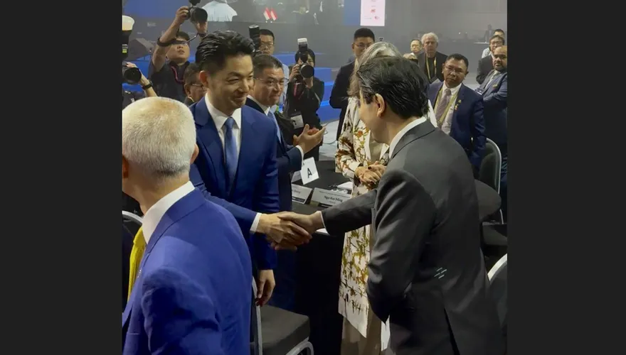 蔣萬安與星總理黃循財握手！網讚「無限城論壇」：另一位在打戰鬥陀螺