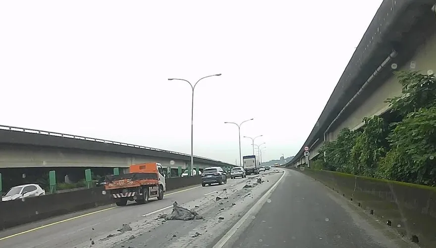 國1內湖段砂石車漏土200米！上班塞8公里　駕駛吞3萬罰單