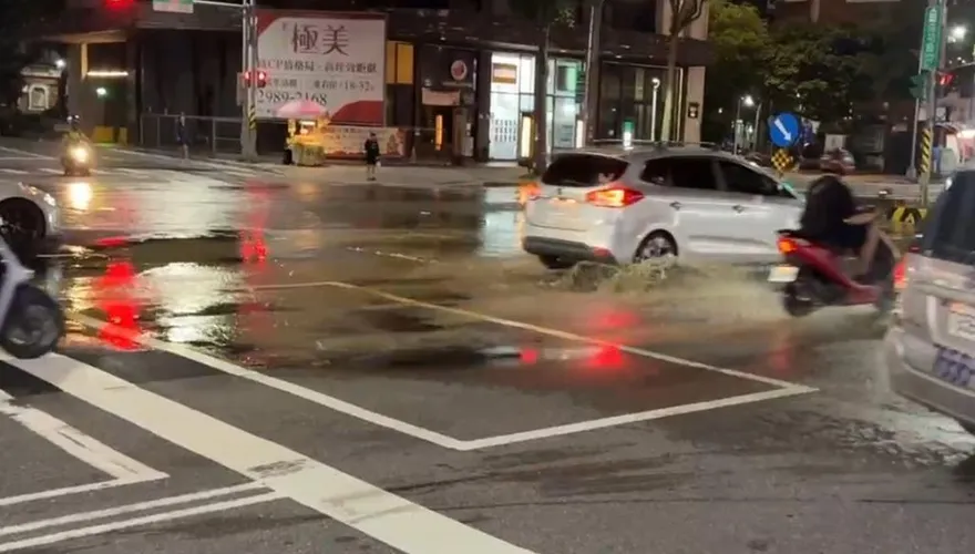 三重「水管爆裂」泥水狂噴！釀積水封路　漏夜搶修中