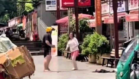 大媽戰鬥力爆表！湖南騎手與婦人爭執慘遭扒褲
