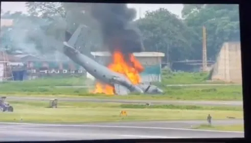 印度空軍訓練機滑行失控爆炸釀5死　副駕駛奇蹟生還